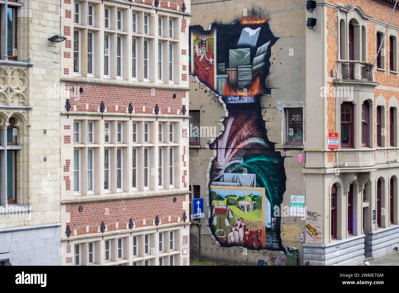 Gand, Belgique - janvier 31 2024 : graffitis dynamiques ornant un grand bâtiment à gand. Street arts sur les vieux bâtiments en europe Banque D'Images