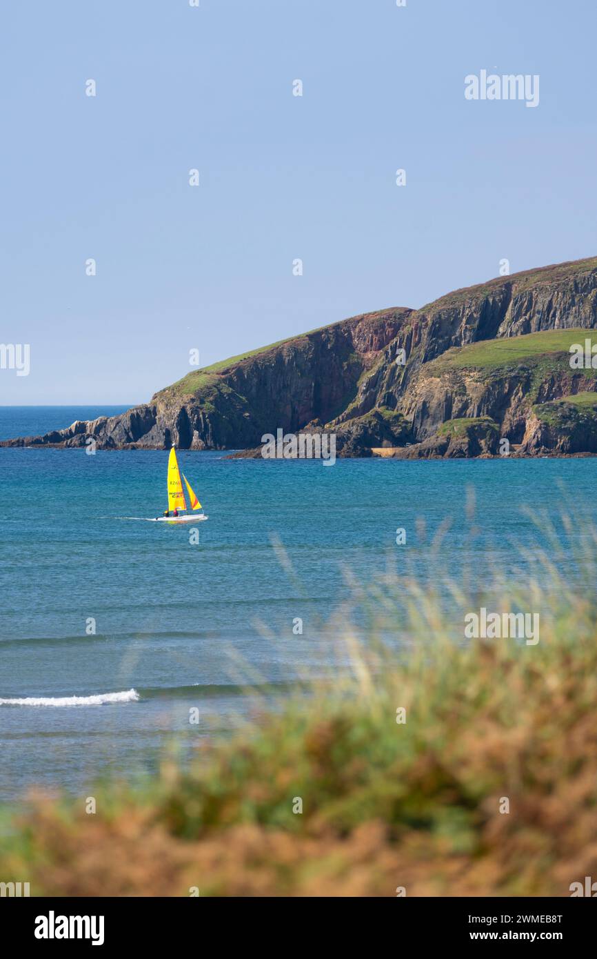 Bateau à voile entre Bantham Beach et Burgh Island un jour d'été - Bantham, Devon, Royaume-Uni Banque D'Images