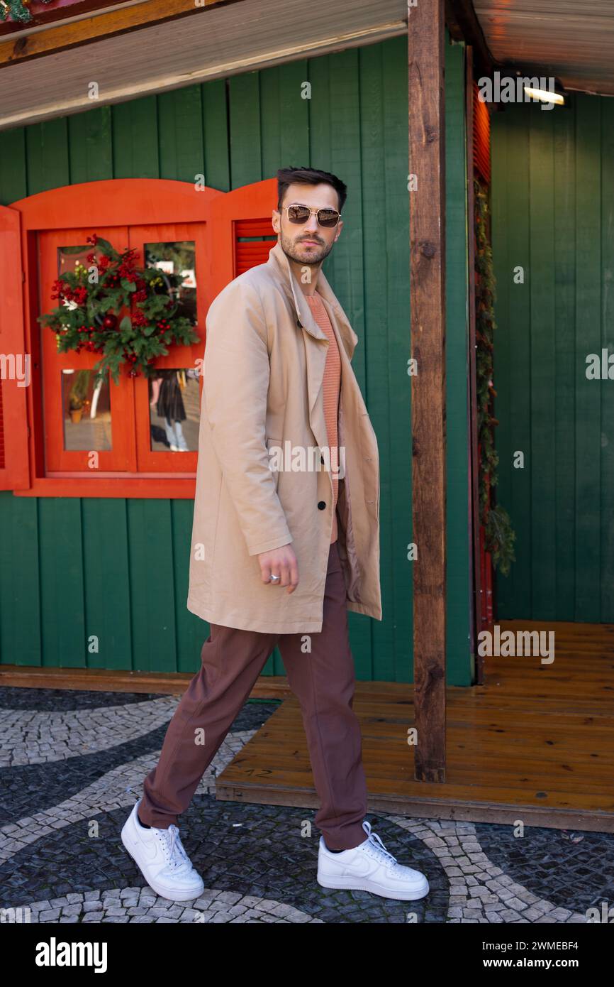 Trench coat man side view Banque de photographies et d images a haute resolution Alamy