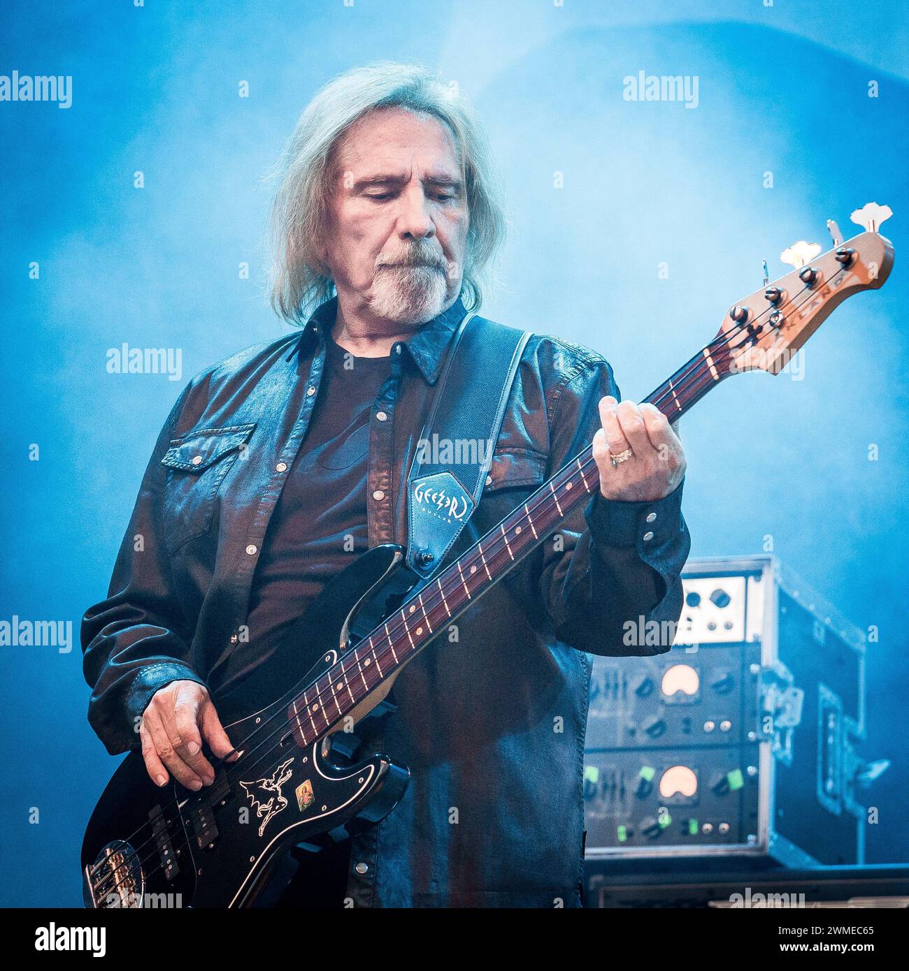 Geezer Butler de Black Sabbath en concert au Sweden Rock Festival Banque D'Images