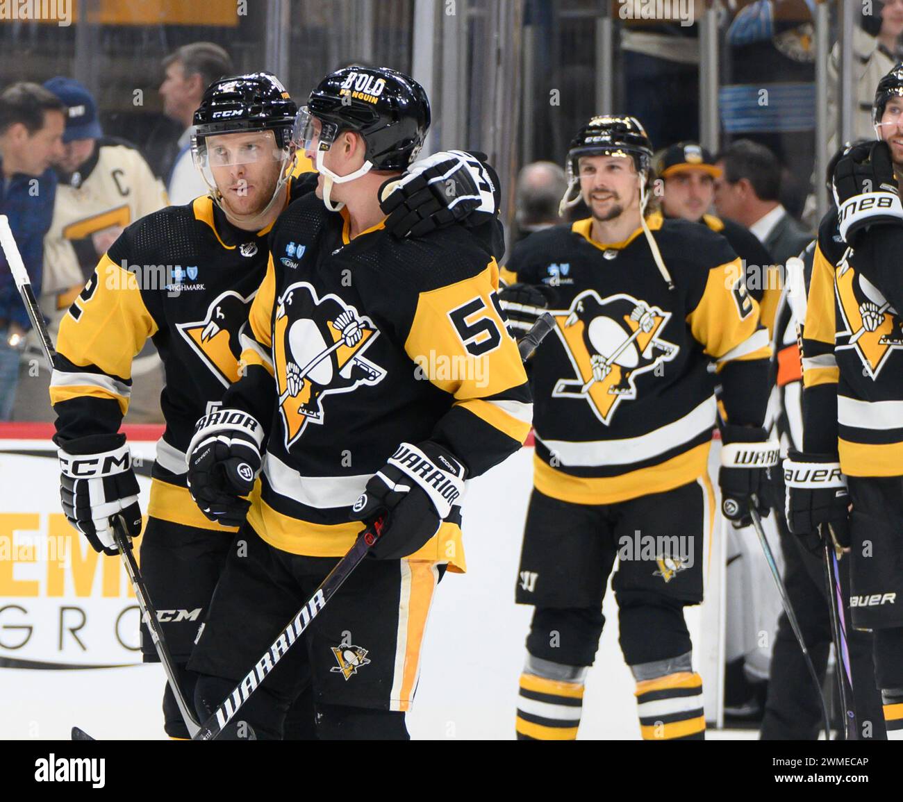 Pittsburgh, États-Unis. 25 février 2024. Chad Ruhwedel, défenseur des Penguins de Pittsburgh (2) et Noel Acciari (55), centre des Penguins de Pittsburgh célèbre la victoire des Penguins 7-6 contre les Flyers de Philadelphie au PPG Paints Arena de Pittsburgh le dimanche 25 février 2024. Photo par Archie Carpenter/UPI. Crédit : UPI/Alamy Live News Banque D'Images