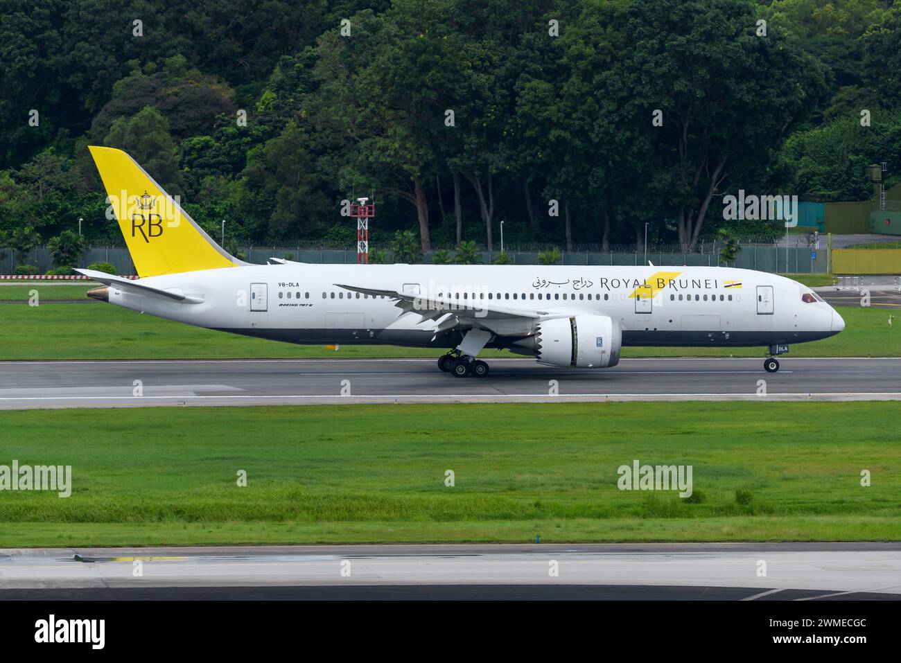 Atterrissage d'un Boeing 787 Dreamliner de Royal Brunei Airlines. Compagnie aérienne nationale de Brunei connue sous le nom de Royal Brunei avec avion B787. Brunei Airline. Banque D'Images