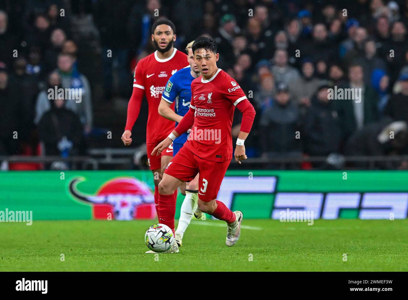Wataru Endo, joueur de Liverpool en action lors de la finale de la Coupe EFL entre Chelsea et Liverpool au stade de Wembley, Londres, Angleterre, le 25 février 2024. Banque D'Images