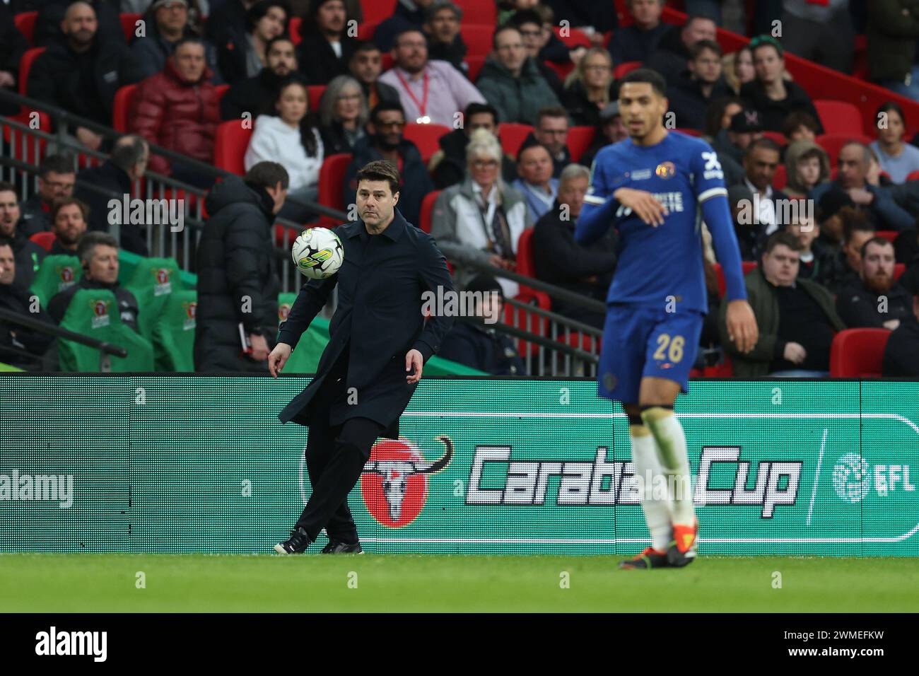 Londres, Royaume-Uni. 25 février 2024. Mauricio Pochettino, le manager de Chelsea, contrôle le ballon sous les yeux de Levi Colwill de Chelsea. Finale de la Carabao Cup 2024, Chelsea v Liverpool au stade de Wembley à Londres le dimanche 25 février 2024. Usage éditorial exclusif. photo par Andrew Orchard/Andrew Orchard photographie sportive/Alamy Live News crédit : Andrew Orchard photographie sportive/Alamy Live News Banque D'Images