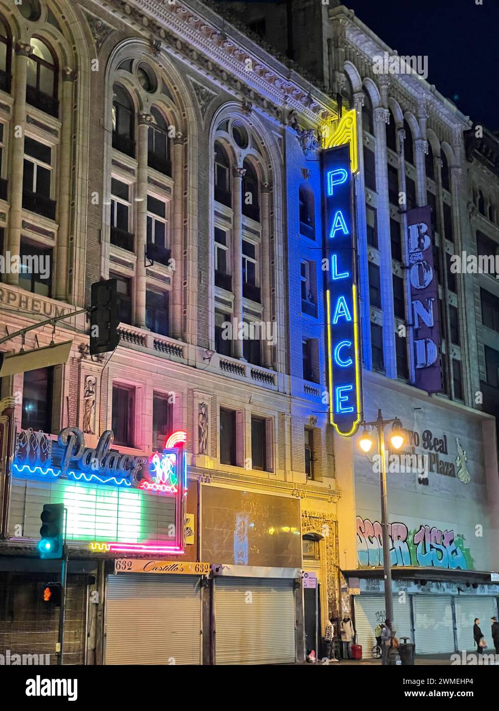 Panneaux allumés sur Broadway dans le centre-ville de Los Angeles, Californie, Banque D'Images