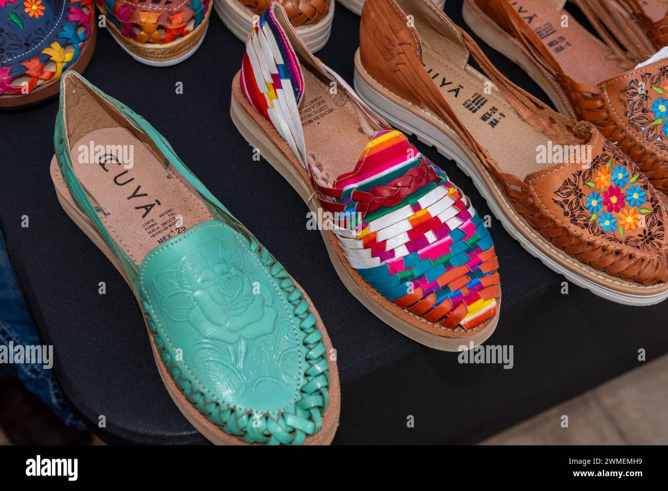 Huarache sables en vente au stand d'un vendeur au South Texas Irish Festival, McAllen, Texas, États-Unis. Banque D'Images