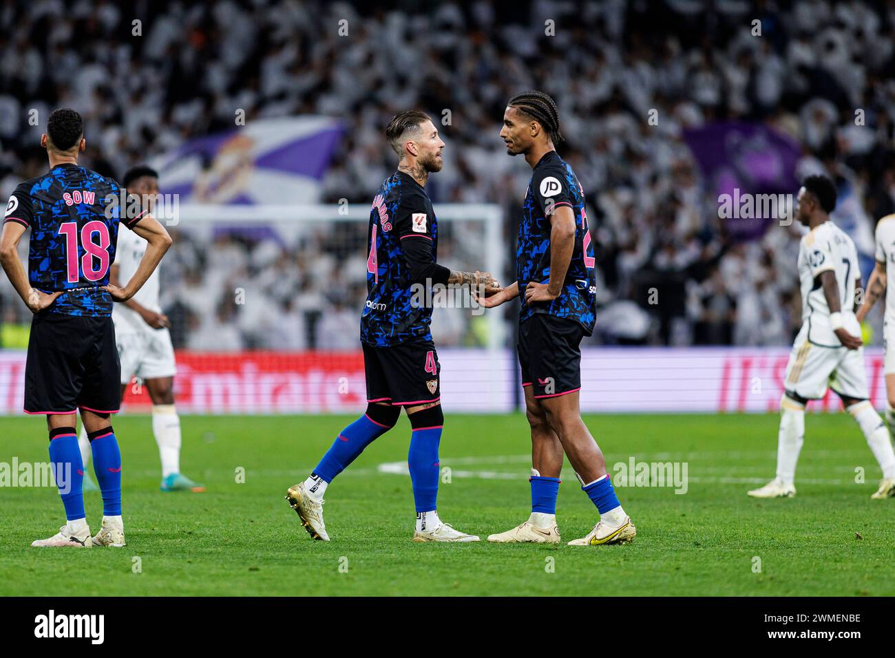 Madrid, Espagne. 25 février 2024. Estadio Santiago Bernabeu Madrid, Espagne - février 25 : Sergio Ramos de Sevilla (l) et Loic Badé de Sevilla (R) ont été écrasés après avoir été battus par le Real Madrid lors du match de Liga entre le Real Madrid et le Sevilla FC à l'Estadio Santiago Bernabeu à Madrid, Espagne. (Photo de Maria de Gracia Jiménez/Sports Press photo) MM (Eurasia Sport images/SPP) crédit : SPP Sport Press photo. /Alamy Live News Banque D'Images