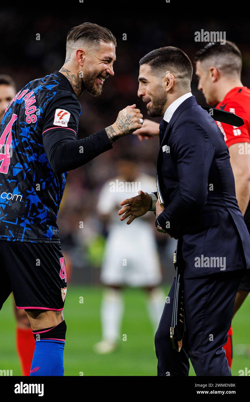 Madrid, Espagne. 25 février 2024. Estadio Santiago Bernabéu Madrid, Espagne - février 25 : Sergio Ramos de Sevilla (l) Ilia Topuria (R), championne de l'UFC, lors du match de football de la Liga entre le Real Madrid et le Sevilla FC à l'Estadio Santiago Bernabéu à Madrid, Espagne. (Photo de Maria de Gracia Jiménez/Sports Press photo) MM (Eurasia Sport images/SPP) crédit : SPP Sport Press photo. /Alamy Live News Banque D'Images