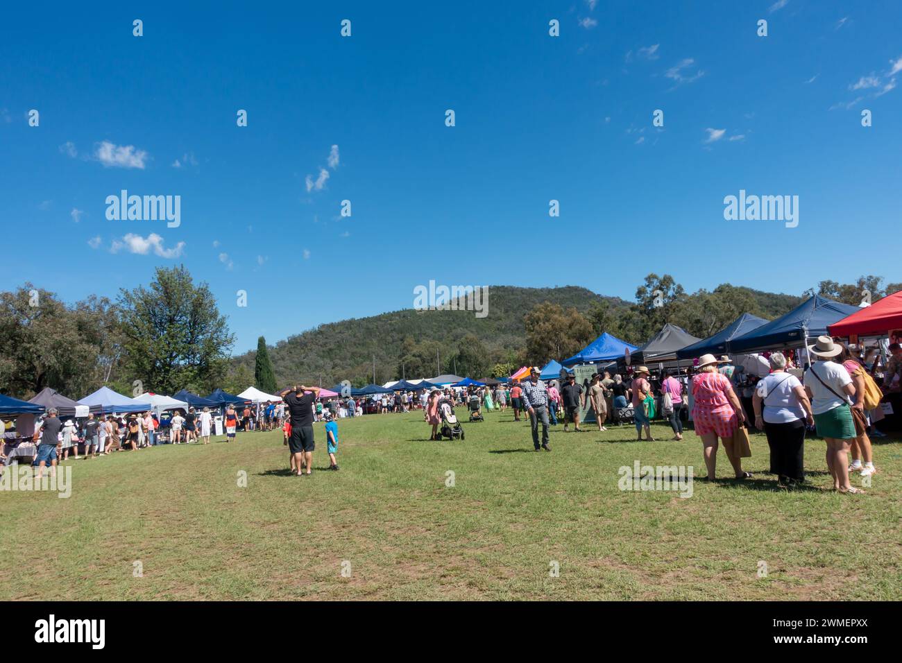 Foule au Currabubula Boutique Markets le 2023 décembre, Nouvelle-Galles du Sud rurale, Australie. Banque D'Images