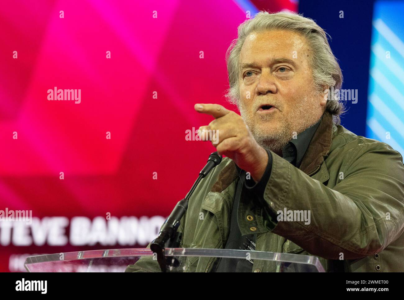 National Harbor, Maryland, États-Unis. 24 février 2024. Steve Bannon, ancien stratège en chef de la Maison Blanche et conseiller principal du président et hôte de War Room, prononce une allocution lors de la Conférence d'action politique conservatrice (CPAC) 2024 à National Harbor, Maryland, États-Unis, le samedi 24 février, 2024. en juillet 2022, Bannon a été reconnu coupable de deux chefs d'accusation d'outrage au Congrès lors d'un procès avec jury et condamné à quatre mois de prison et à une amende de 6 500 dollars. L'affaire est en appel. Crédit : Ron Sachs/CNP/dpa/Alamy Live News Banque D'Images