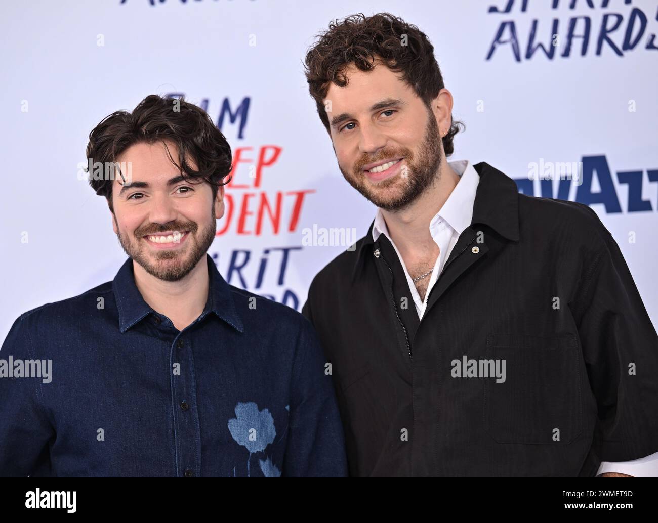 Santa Monica, États-Unis. 25 février 2024. Ben Platt (R) et Noah Galvin arrivent pour le film Independent Spirit Awards 2024 à Santa Monica, Californie, le dimanche 25 février 2024. Photo de Chris Chew/UPI crédit : UPI/Alamy Live News Banque D'Images