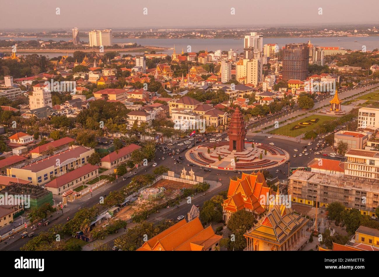 Monument de l'indépendance / vue aérienne. Confluence du fleuve Mékong et du fleuve Tonlé SAP en arrière-plan. Phnom Penh, Cambodge. © Kraig Lieb Banque D'Images