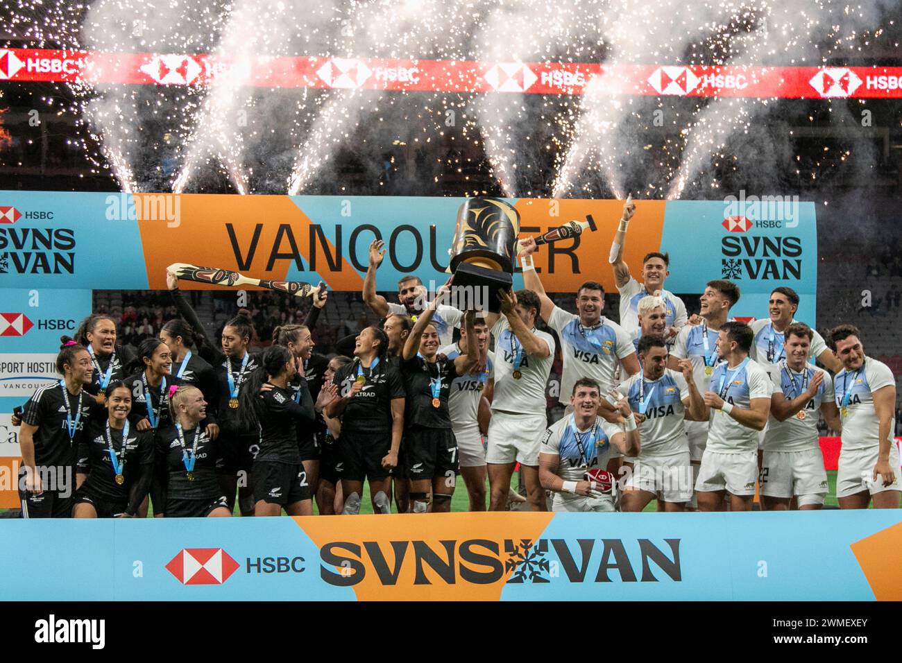 Vancouver, Canada. 25 février 2024. VANCOUVER, Colombie-Britannique - FÉVRIER 25 : L'équipe féminine de Nouvelle-Zélande et l'équipe masculine d'Argentine célèbrent leur victoire à la HSBC World Rugby Sevens Series 2024 au BC place Stadium le 25 février 2024 à Vancouver, Canada. (Photo de Tomaz Jr/PxImages/Sipa USA) crédit : Sipa USA/Alamy Live News Banque D'Images