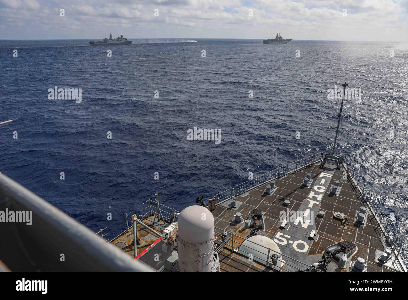 240225-N-ED646-1204 MER MÉDITERRANÉE (25 février 2024) le navire de débarquement amphibie USS carter Hall (LSD 50), navire d'assaut amphibie de classe Wasp USS Bataan (LHD 5), à droite, et le navire de transport amphibie de classe San Antonio USS Mesa Verde (LPD 19) mènent un exercice photo en mer Méditerranée avec des coussins d'air d'embarcation de débarquement, attachés à l'unité d'embarcation d'assaut 4, février 25. Le Bataan Amphibious Ready Group sera transféré au commandement de l'OTAN en Méditerranée orientale afin de mener une série d'activités de vigilance à court préavis avec des éléments du mari permanent OTAN du Commandement maritime allié Banque D'Images