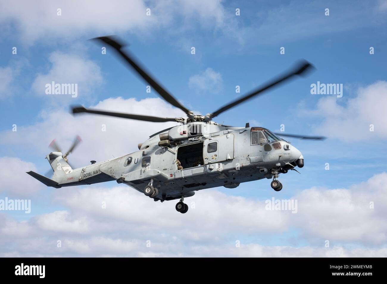 Les Royal Marines britanniques quittent le navire d'assaut amphibie USS Bataan de classe Wasp dans un hélicoptère AgustaWestland AW101 (EH101) Merlin, le 25 février 2024. Le Bataan Amphibious Ready Group est transféré sous le commandement de l’OTAN en Méditerranée orientale afin de mener une série d’activités de vigilance à court préavis avec des éléments du Groupe maritime permanent 2 du Commandement maritime du temps et la marine turque. (Photo du corps des Marines des États-Unis par le caporal Michele Clarke) Banque D'Images