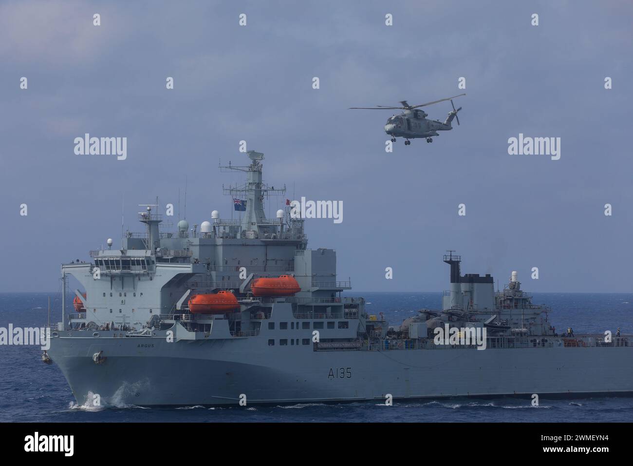 240225-N-RP467-1158 MER MÉDITERRANÉE (25 février 2024) le navire auxiliaire de la Royal Fleet Argus (A135) navigue en formation avec des navires du Bataan Amphibious Ready Group (ARG) dans la mer Méditerranée, février 25. L'ARG de Bataan sera transféré au commandement de l'OTAN en Méditerranée orientale afin de mener une série d'activités de vigilance à court préavis avec des éléments du Groupe maritime permanent 2 du Commandement maritime allié et la marine turque. (Photo de l'US Navy par Mailani Jones, spécialiste des communications de masse, 2e classe) Banque D'Images