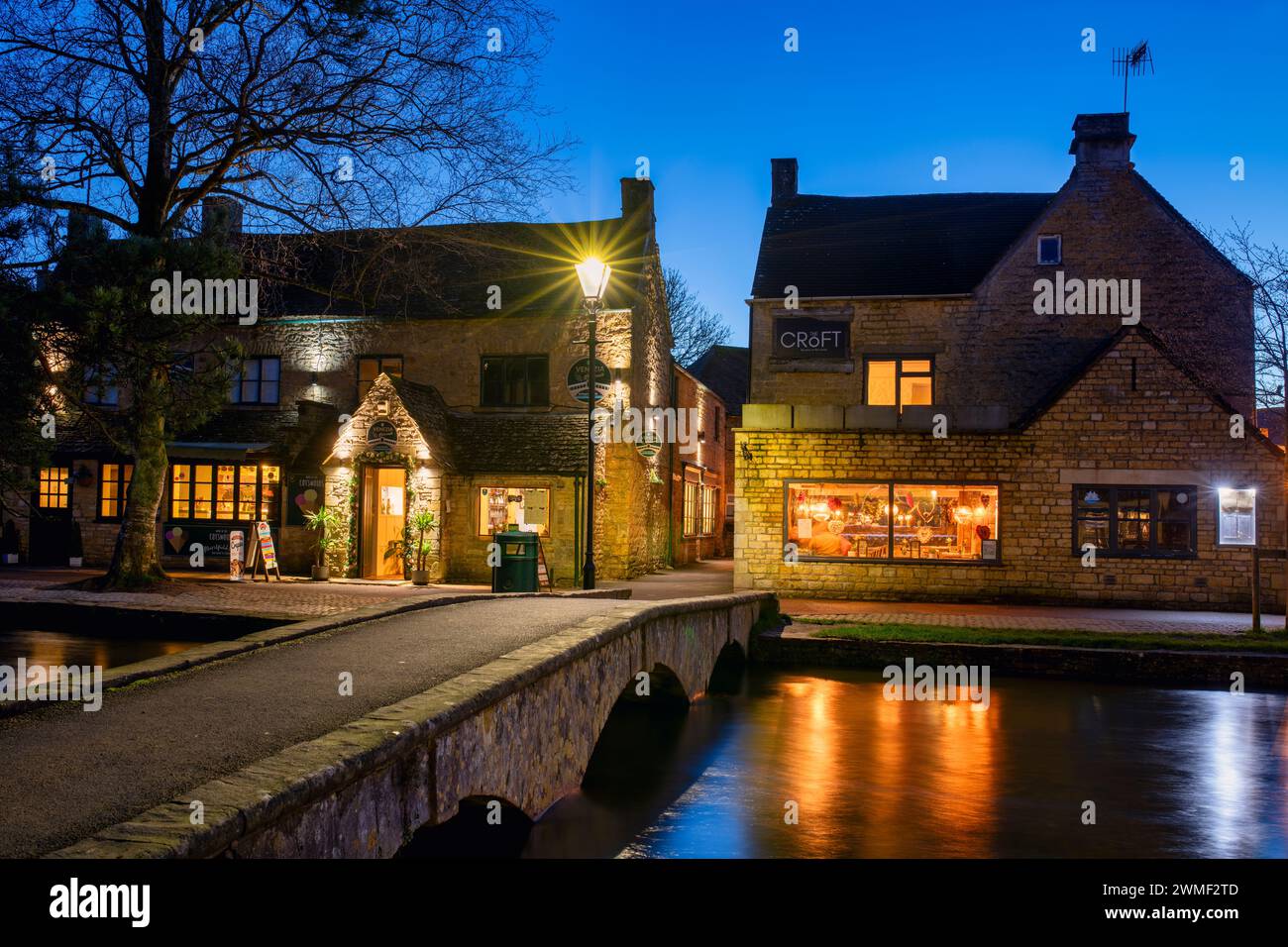 Restaurants au crépuscule. Bourton sur l'eau, Cotswolds, Gloucestershire, Angleterre Banque D'Images