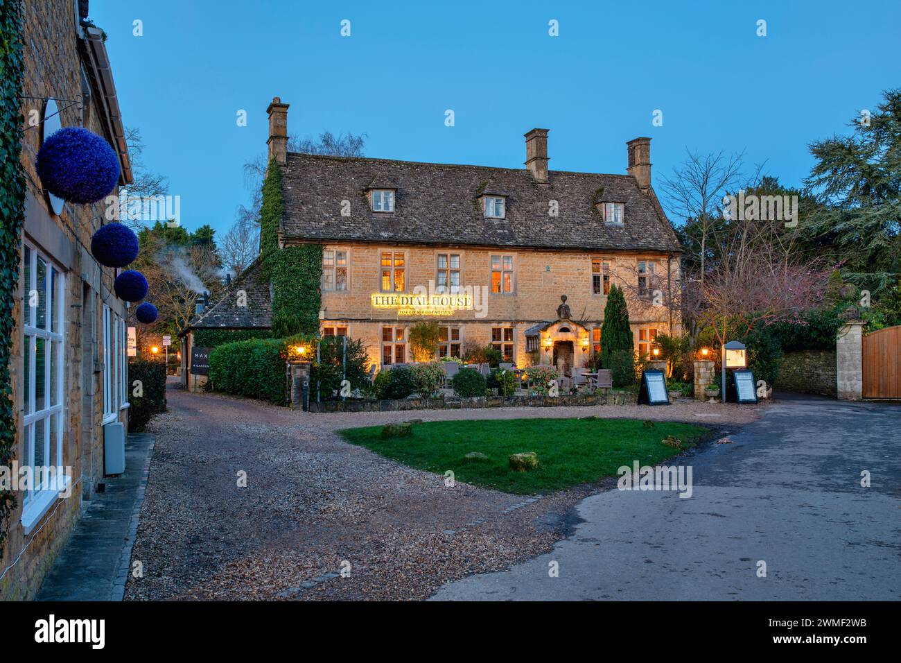 L'hôtel Dial House au crépuscule. Bourton sur l'eau, Cotswolds, Gloucestershire, Angleterre Banque D'Images