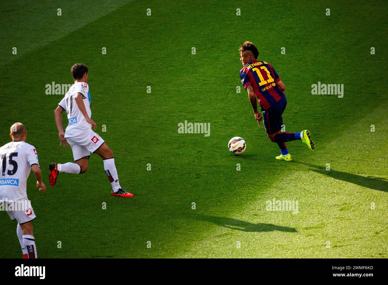 NEYMAR, BARCELONA FC, 2015 : Neymar Jr pénètre à l'intérieur avec rapidité. Dernier match de la saison de Liga 2014-15 en Espagne entre Barcelone FC et Deportivo de la Coruna au Camp Nou, Barcelone, le 23 mai 2015. The Game terminé 2-2. Barcelone a célébré la victoire du titre de champion et le dernier match à domicile de la légende Xavi. Deportiva a obtenu le point dont ils avaient besoin pour éviter la relégation. Photographie : Rob Watkins Banque D'Images