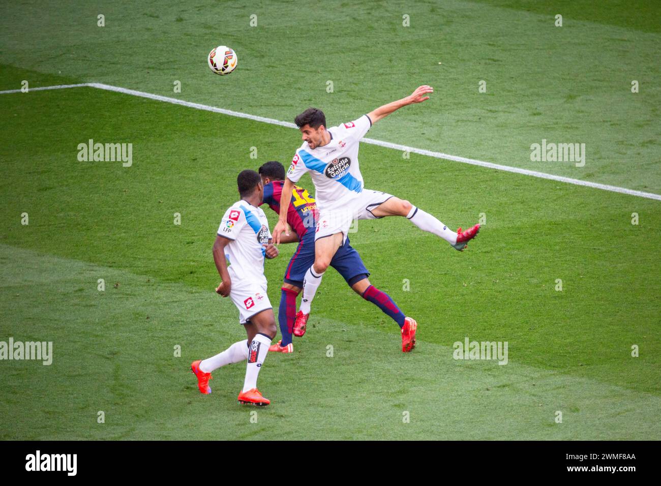 ROBERTO CANELLA, DEPORTIVO, 2015 : Roberto Canella de Deportivo se dégage sous pression. Dernier match de la saison de Liga 2014-15 en Espagne entre Barcelone FC et Deportivo de la Coruna au Camp Nou, Barcelone, le 23 mai 2015. The Game terminé 2-2. Barcelone a célébré la victoire du titre de champion et le dernier match à domicile de la légende Xavi. Deportiva a obtenu le point dont ils avaient besoin pour éviter la relégation. Photographie : Rob Watkins Banque D'Images