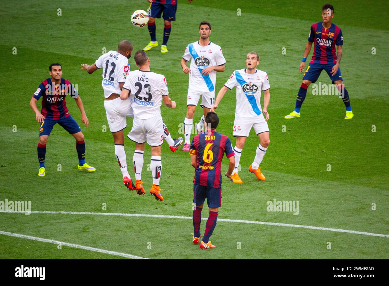 DEPORTIVO, BARCELONA FC, 2015 : Alberto Lopo et Sidnei se dégagent sous la pression de Xavi. Dernier match de la saison de Liga 2014-15 en Espagne entre Barcelone FC et Deportivo de la Coruna au Camp Nou, Barcelone, le 23 mai 2015. The Game terminé 2-2. Barcelone a célébré la victoire du titre de champion et le dernier match à domicile de la légende Xavi. Deportiva a obtenu le point dont ils avaient besoin pour éviter la relégation. Photographie : Rob Watkins Banque D'Images