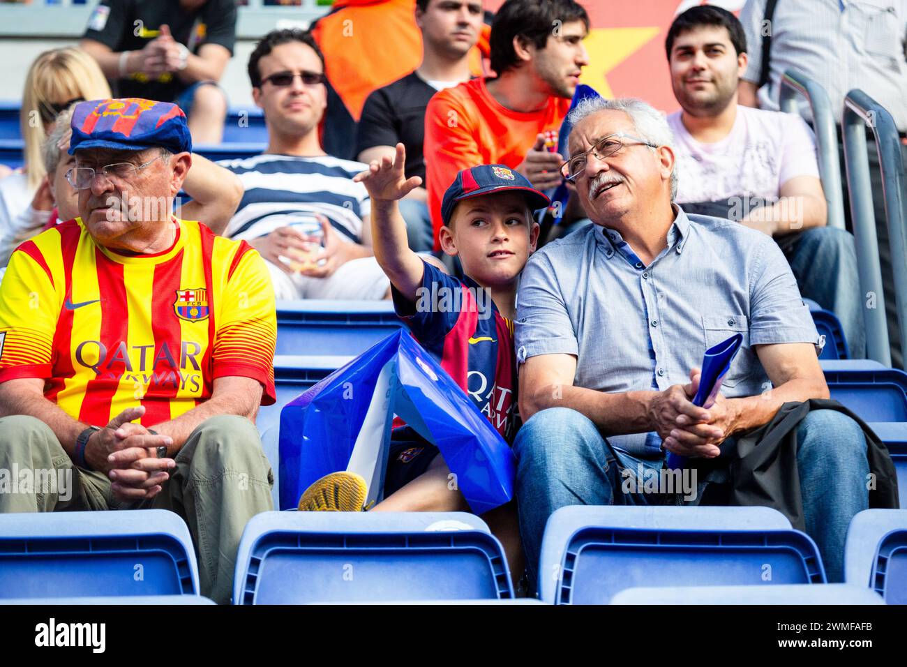 FANS, BARCELONA FC, 2015 : les grands-parents et le petit-fils représentent différentes générations dans la foule. Les fans se rassemblent au Camp Nou avant le match. Dernier match de la saison de Liga 2014-15 en Espagne entre Barcelone FC et Deportivo de la Coruna au Camp Nou, Barcelone, le 23 mai 2015. The Game terminé 2-2. Barcelone a célébré la victoire du titre de champion et le dernier match à domicile de la légende Xavi. Deportiva a obtenu le point dont ils avaient besoin pour éviter la relégation. Photographie : Rob Watkins Banque D'Images