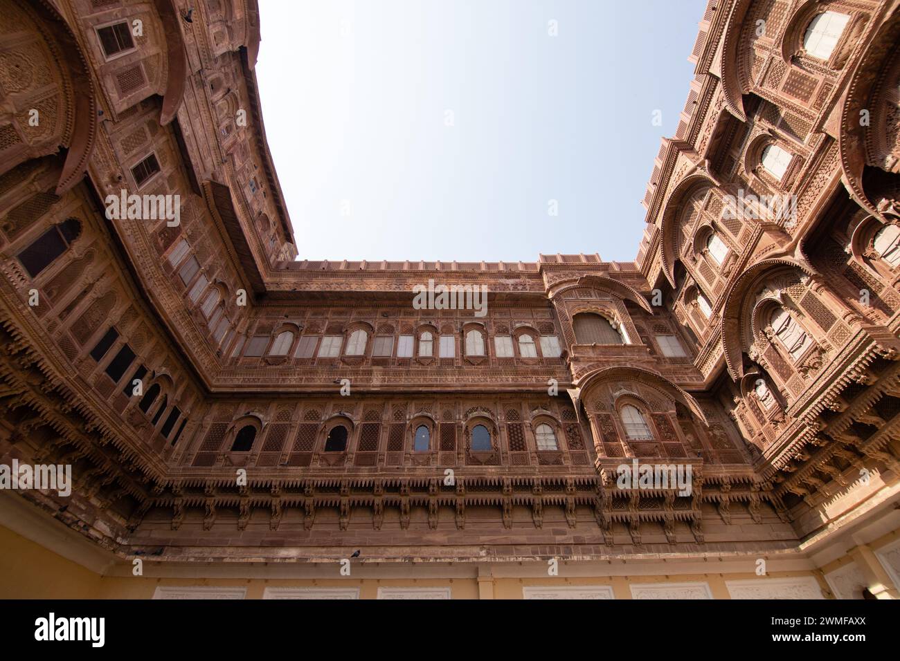 Jodhpur, Rajasthan, Inde - 31 octobre 2023 : la vue grand angle du palais intérieur du fort Jodhpur Mehrangarh Banque D'Images