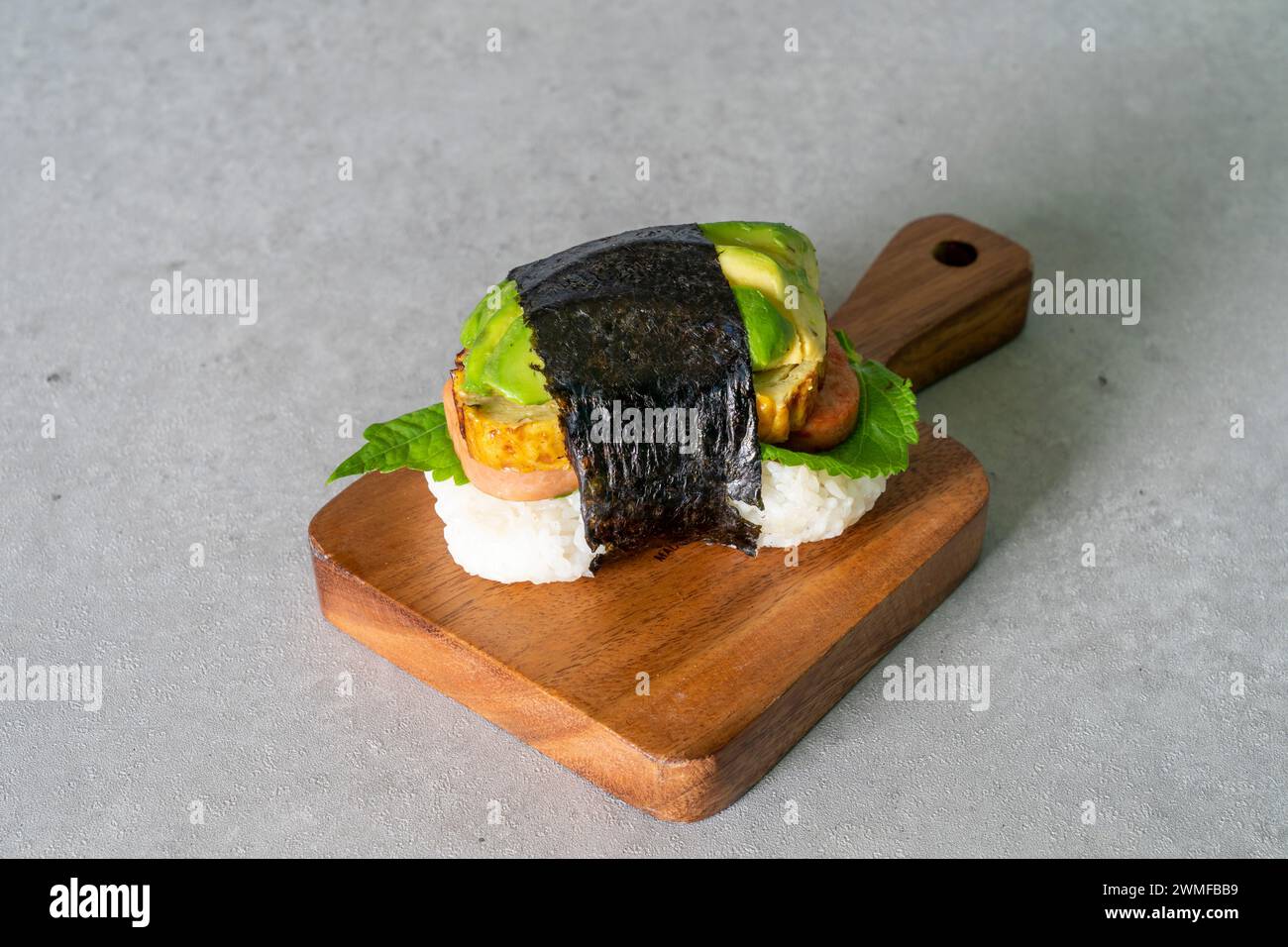 Mentaiko Egg Spam Musubi plat coréen repas œufs de pollack salés. Spam Musubi œuf Spam Musubi style Hong Kong pain grillé français crème fouettée Compot de baies Banque D'Images