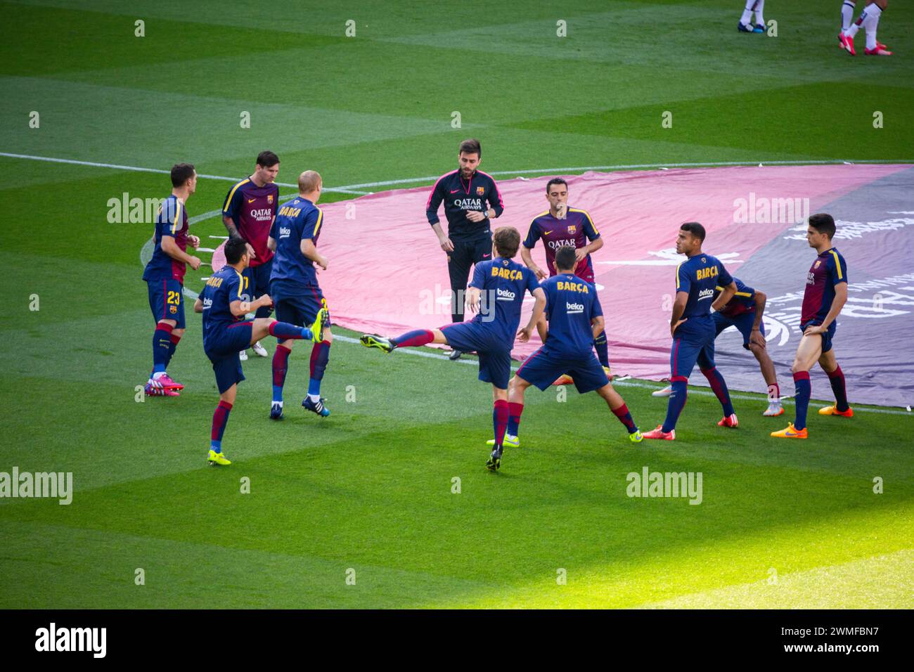 ÉCHAUFFEMENT, FC BARCELONE, MATCH DU TITRE 2015 : Xavi mène les joueurs de Barcelone échauffement avant le match. L'équipe a déjà remporté le titre de la Liga avec style. Dernier match de la saison de Liga 2014-15 en Espagne entre Barcelone FC et Deportivo de la Coruna au Camp Nou, Barcelone, le 23 mai 2015. The Game terminé 2-2. Barcelone a célébré la victoire du titre de champion et le dernier match à domicile de la légende Xavi. Deportiva a obtenu le point dont ils avaient besoin pour éviter la relégation. Photographie : Rob Watkins Banque D'Images