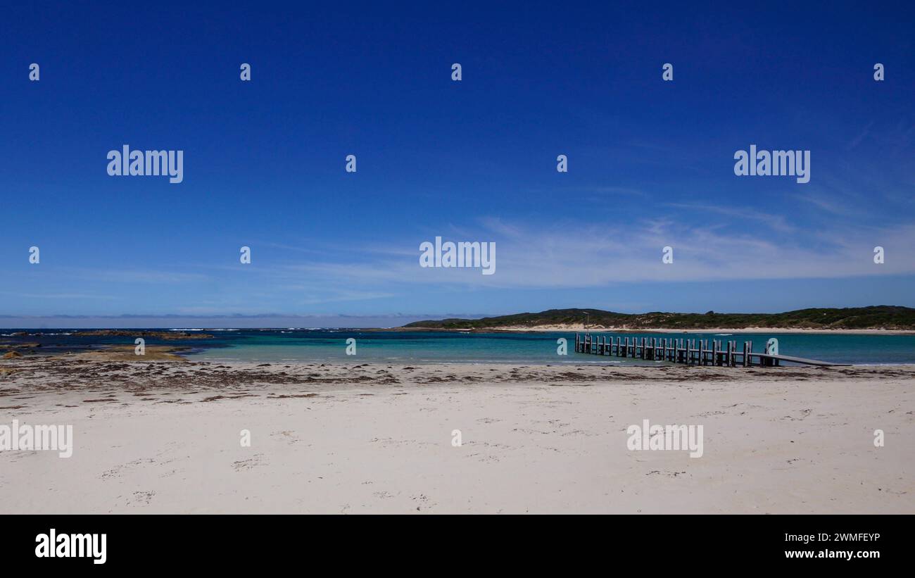 Vue panoramique sur la baie paisible, la jetée, la plage et la mer par une journée ensoleillée avec le ciel bleu, sud-ouest de l'Australie occidentale Banque D'Images