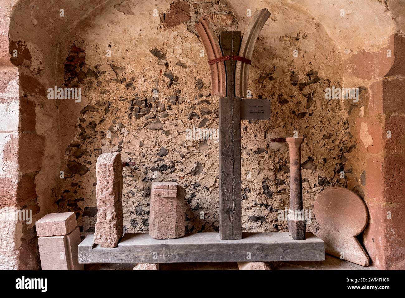 Fragments architecturaux de pierre, vestiges, bâtiment de la porte supérieure, château de Ronneburg, château médiéval de chevalier, Ronneburg, Ronneburger Huegelland Banque D'Images