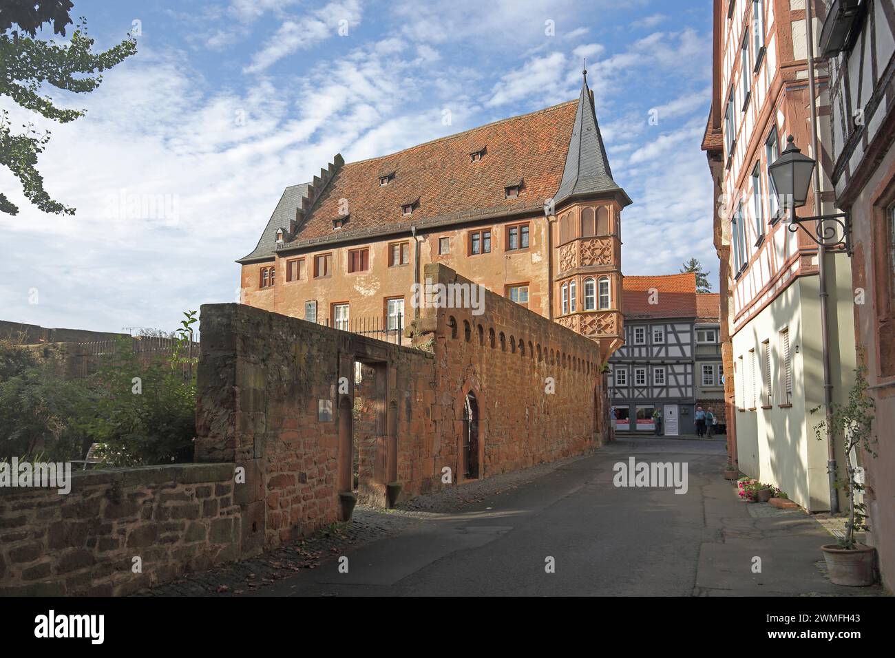 Maison en pierre construite en 1510 et fortifications de la ville historique, Buedingen, Wetterau, Hesse, Allemagne Banque D'Images