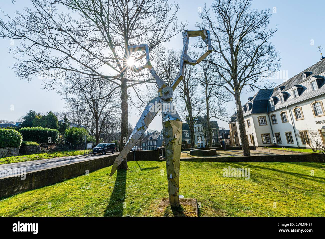 Une sculpture moderne en métal devant un château, avec le soleil brille à travers sa forme, entouré d'arbres par temps clair, Klingenmuseum, Graefrath Banque D'Images