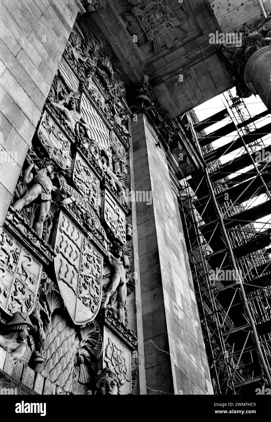 Armoiries arbre sur le côté ouest du bâtiment du Reichstag pendant la reconstruction, Platz der Republik, Berlin, Allemagne Banque D'Images