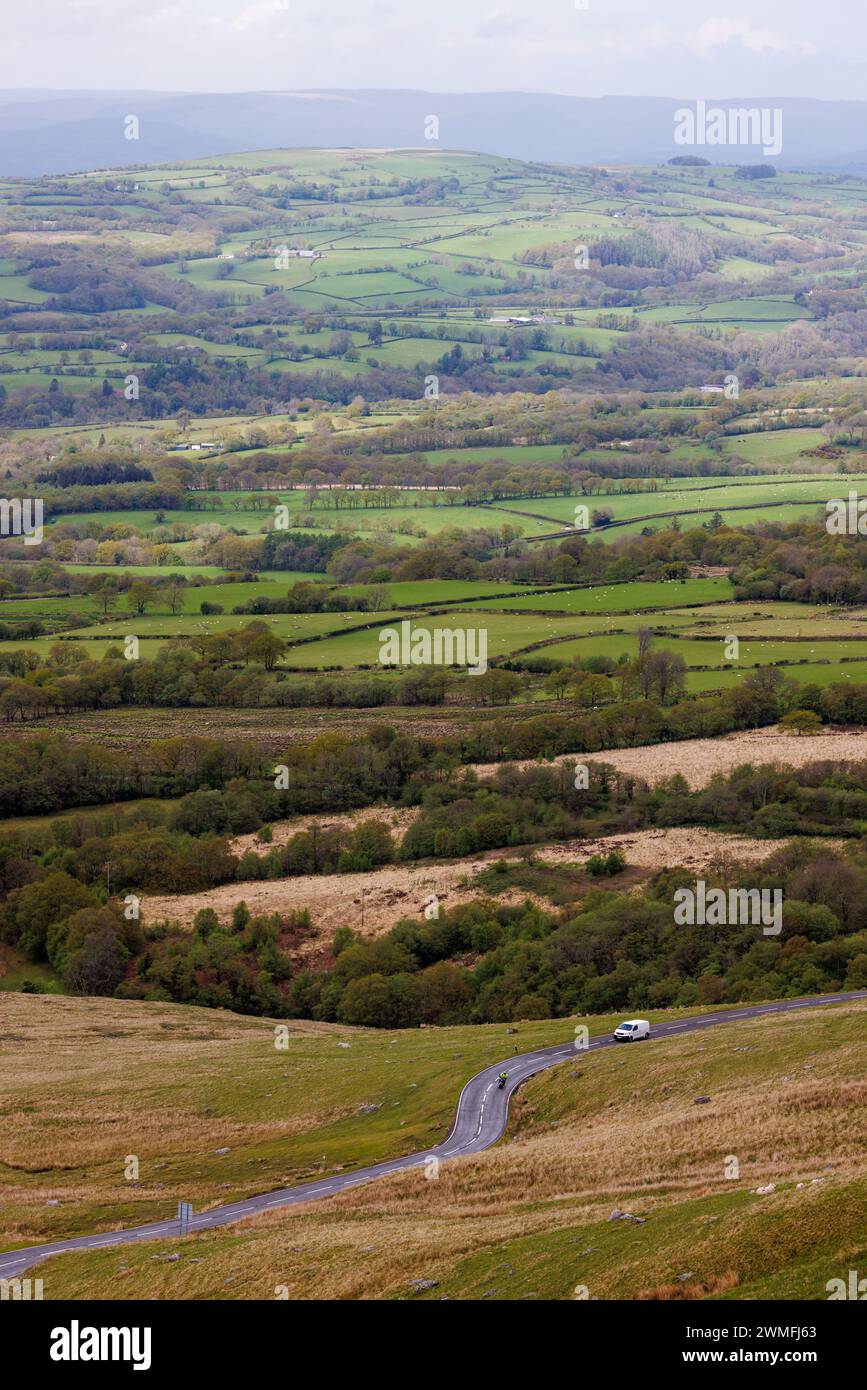 Vue depuis le sommet de l'A4069 Black Mountain Pass à Bannau Brycheiniog [ les Brecon Beacons ] pays de Galles, Royaume-Uni Banque D'Images