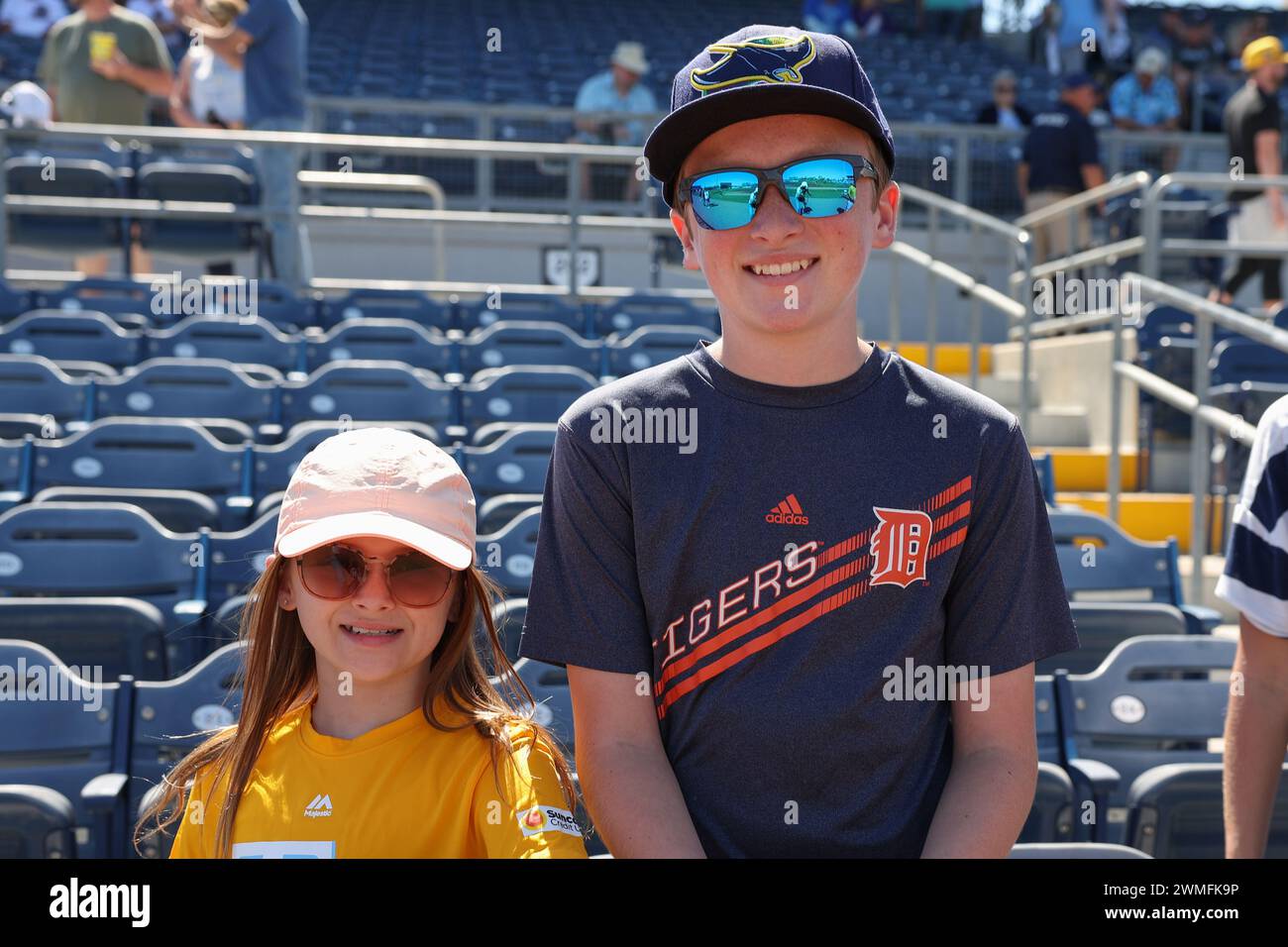 Port Charlotte, FL : un jeune fan des Tigers de Détroit et sa sœur fan des Rays de Tampa Bay posent pour une photo avant un match d'entraînement de printemps de la MLB le 25 février, Banque D'Images