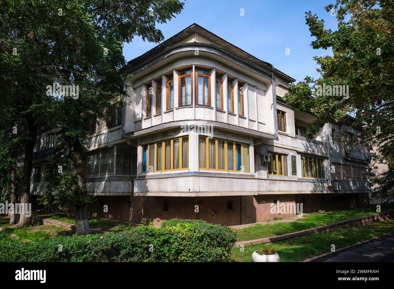 Vue extérieure du milieu du siècle, immeuble d'appartements moderniste. Au musée de la Maison du premier secrétaire communiste Dinmukhamed Kunaev à Almaty, Kazakhstan. Banque D'Images