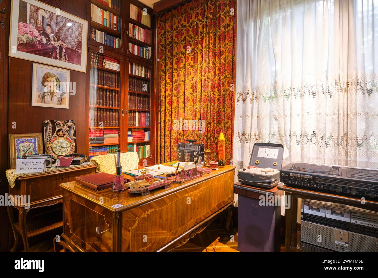 Vue intérieure du bureau, bureau, salle de bibliothèque, bureau en bois de Kunaev, magnétophone et chaîne stéréo. À la maison du premier secrétaire communiste Dinmukhamed Kunaev Banque D'Images