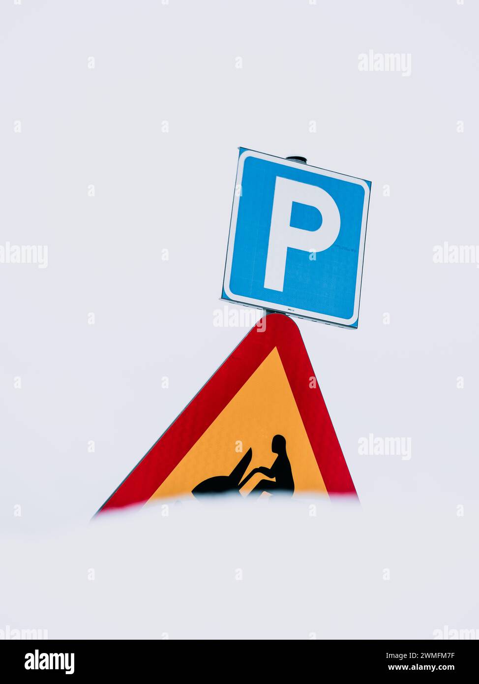 Un panneau de signalisation suédois est affiché bien en évidence, indiquant une zone de stationnement, associé à un triangle d'avertissement signalant un éventuel crossi de motoneige Banque D'Images