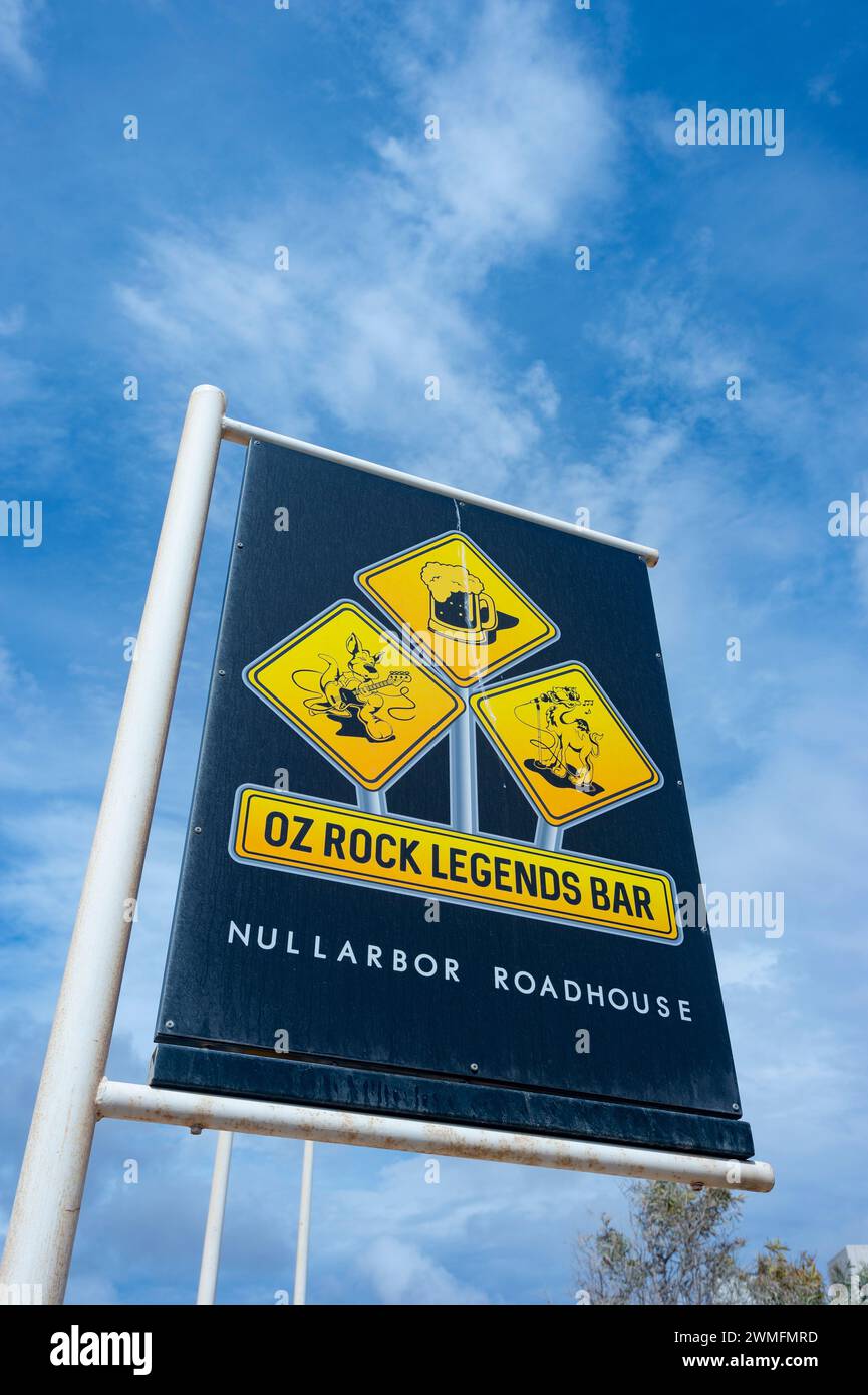 Panneau pour Oz Rock Legend Bar devant le Nullarbor Roadhouse le long de l'Eyre Highway, Nullarbor, South Australia, Australie méridionale, Australie méridionale Banque D'Images