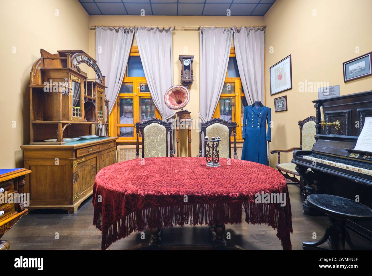 Une recréation d'une époque tsariste, riche, salle de séjour de fantaisie avec piano. Au Musée d'histoire locale d'Almaty, au Kazakhstan. Banque D'Images