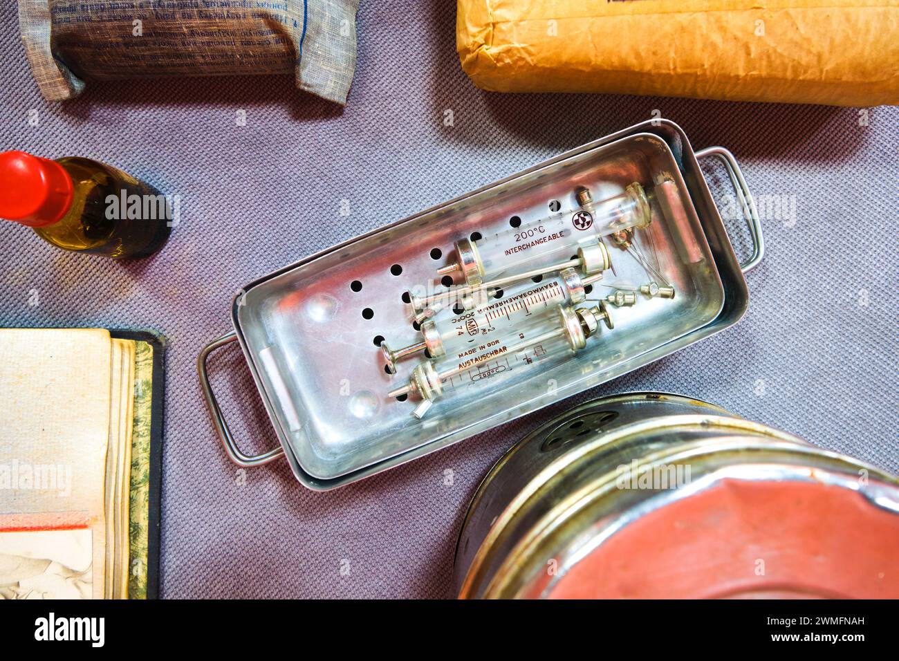 Une exposition d'aiguilles en verre soviétiques, de l'époque communiste, certaines fabriquées en RDA. Au Musée d'histoire locale d'Almaty, au Kazakhstan. Banque D'Images