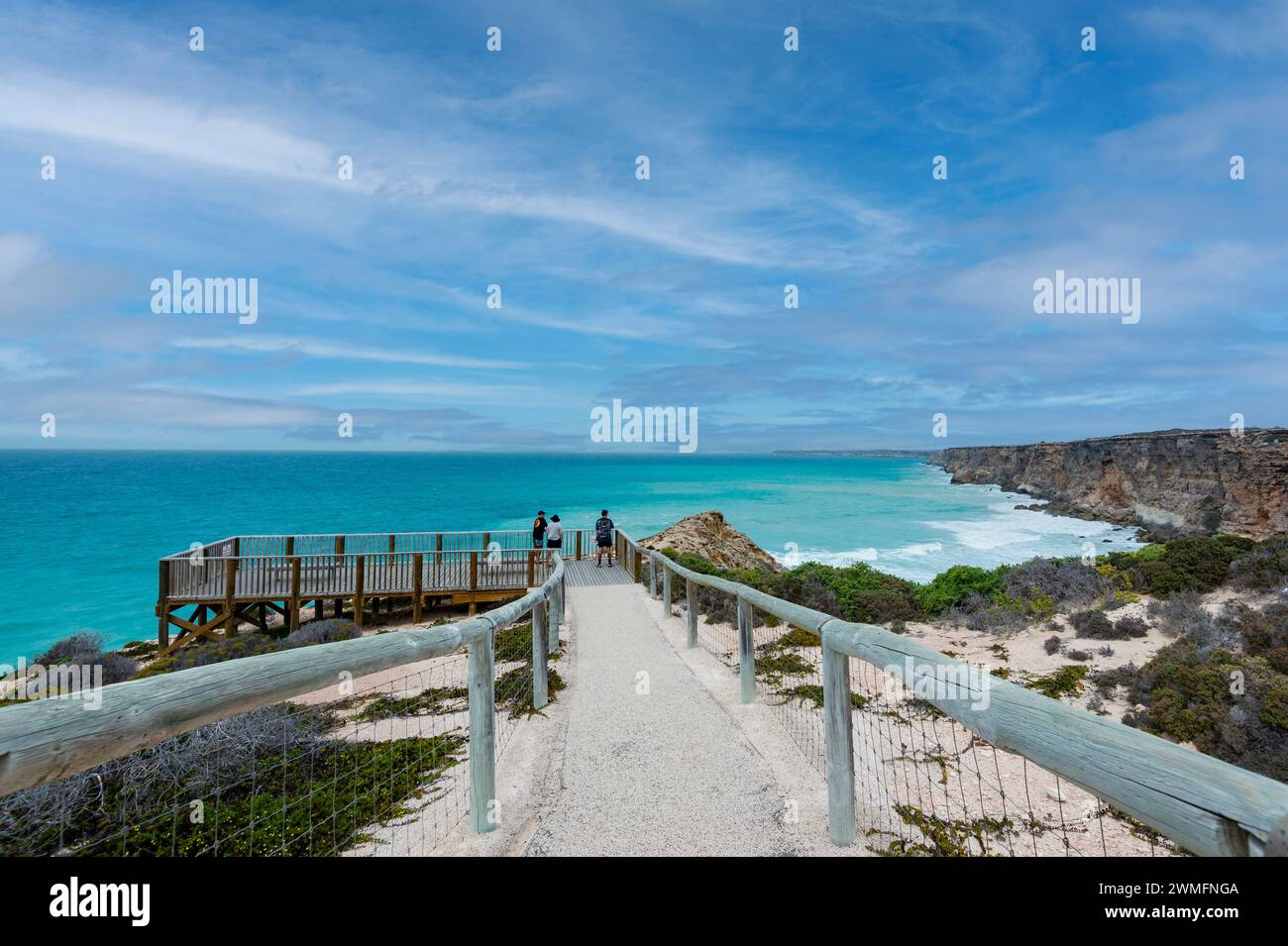 Touristes au belvédère surplombant le Head of Bight, Nullarbor, Australie méridionale, Australie méridionale, Australie méridionale, Australie méridionale Banque D'Images
