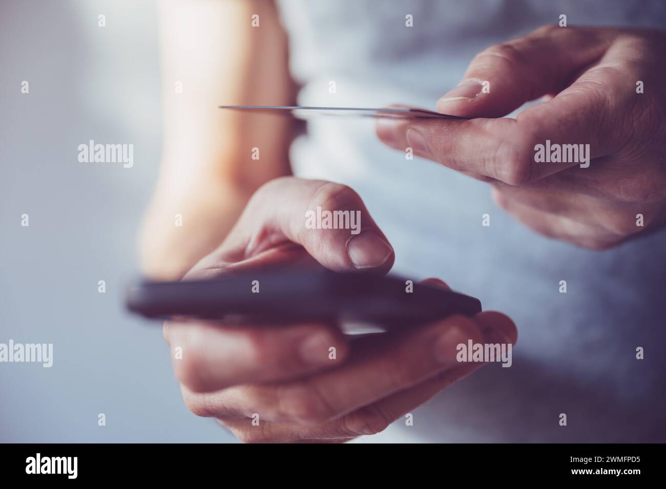 Services bancaires électroniques mobiles, achat par carte de crédit sur application smartphone en ligne, focus sélectif Banque D'Images