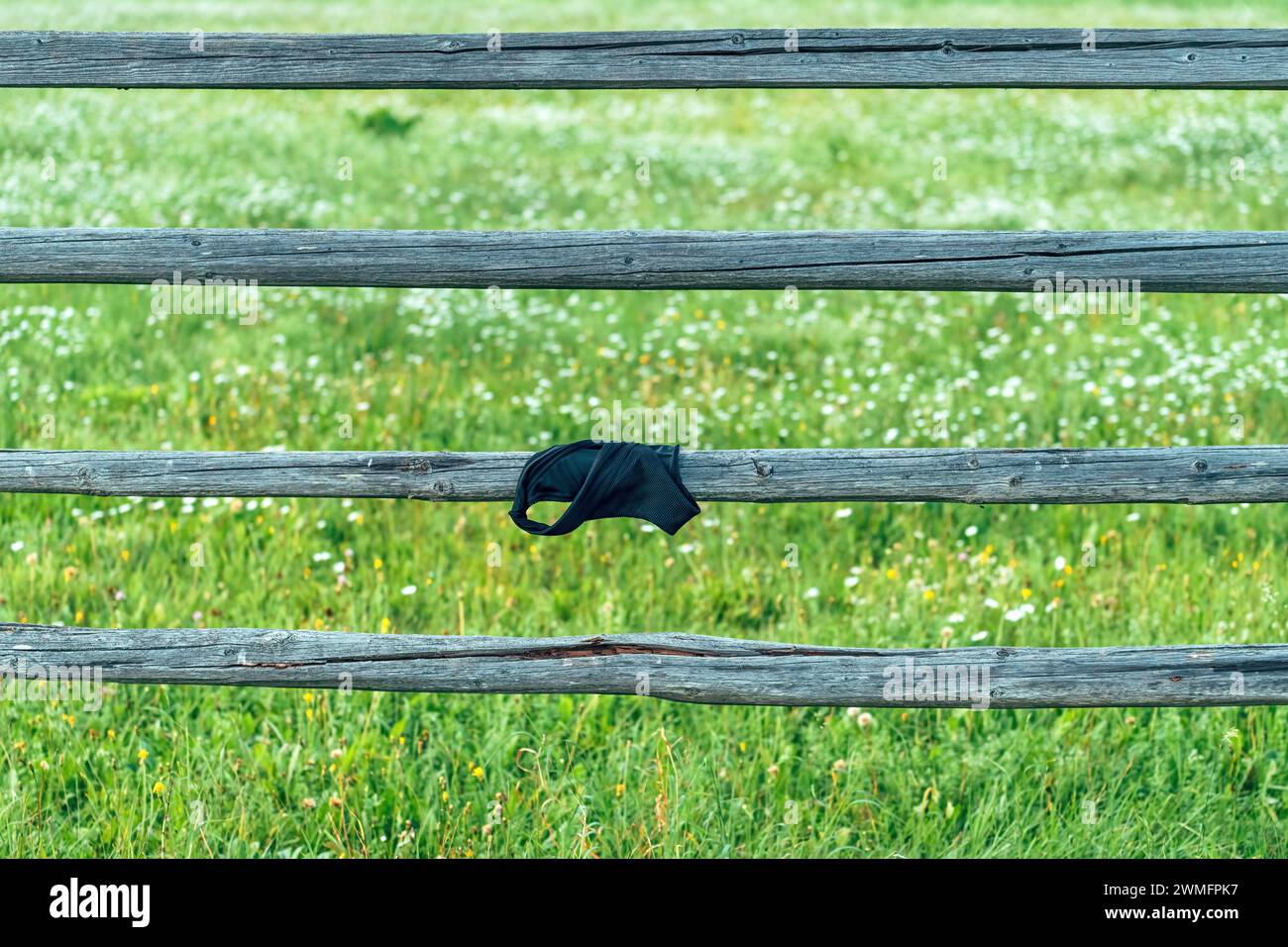 Fond de maillot de bain séchage sur le support en bois extérieur, mise au point sélective Banque D'Images