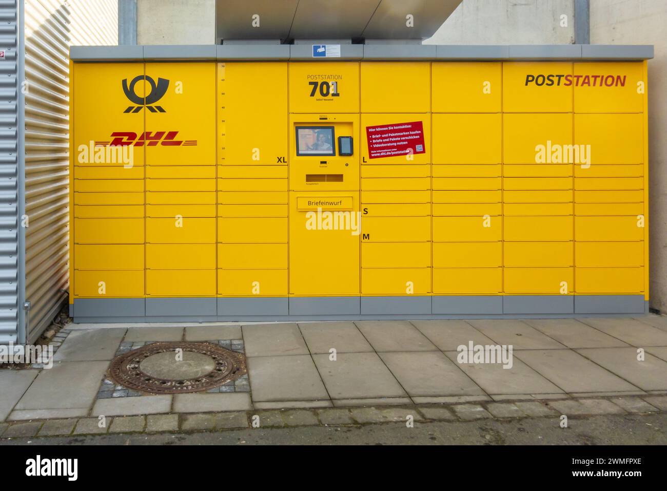 Neuwied, Allemagne - 29 janvier 2024 : une station postale DHL, un terminal automatisé de collecte et d'expédition de lettres et de colis en libre-service Banque D'Images