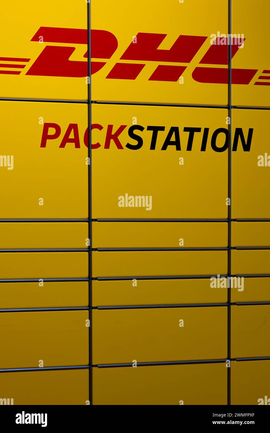 Coblence, Allemagne - 19 février 2024 : une station d'emballage DHL, un terminal automatisé de collecte et d'expédition de colis en libre-service Banque D'Images