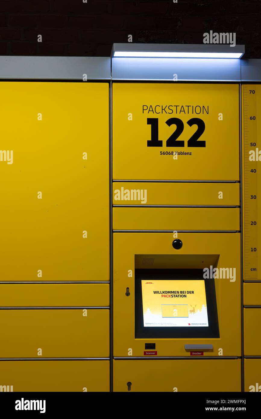 Coblence, Allemagne - 19 février 2024 : terminal d'une station d'emballage DHL, un terminal automatisé de collecte et d'expédition de colis en libre-service Banque D'Images