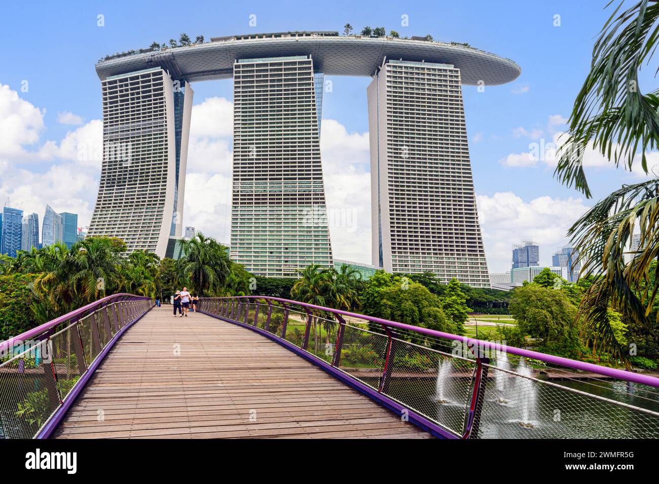 À la recherche jusqu'à la Marina Bay Sands Hotel du pont aux jardins de la baie, à Singapour Banque D'Images