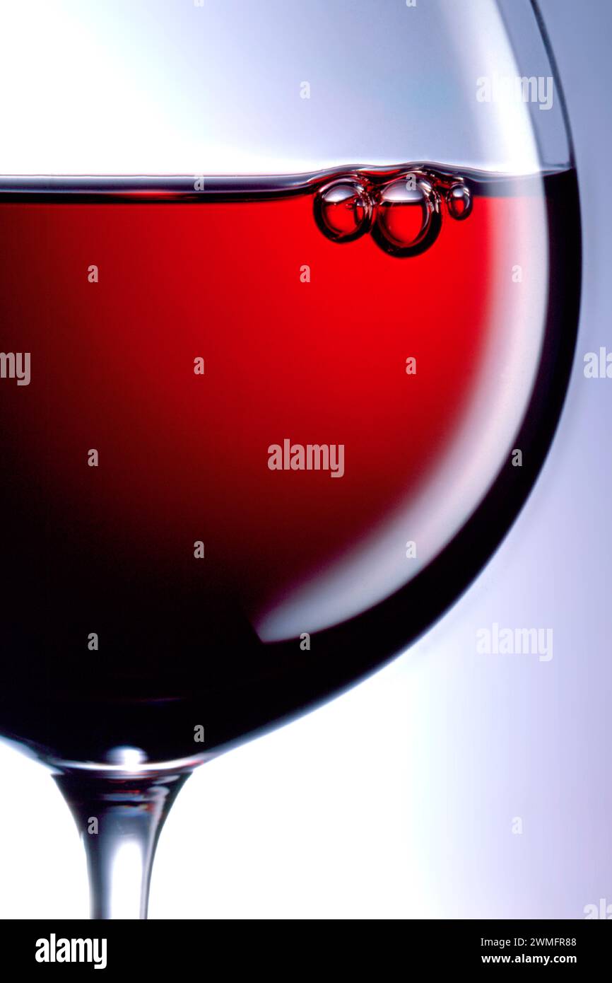 Verre de vin gros plan sur fond clair Banque D'Images
